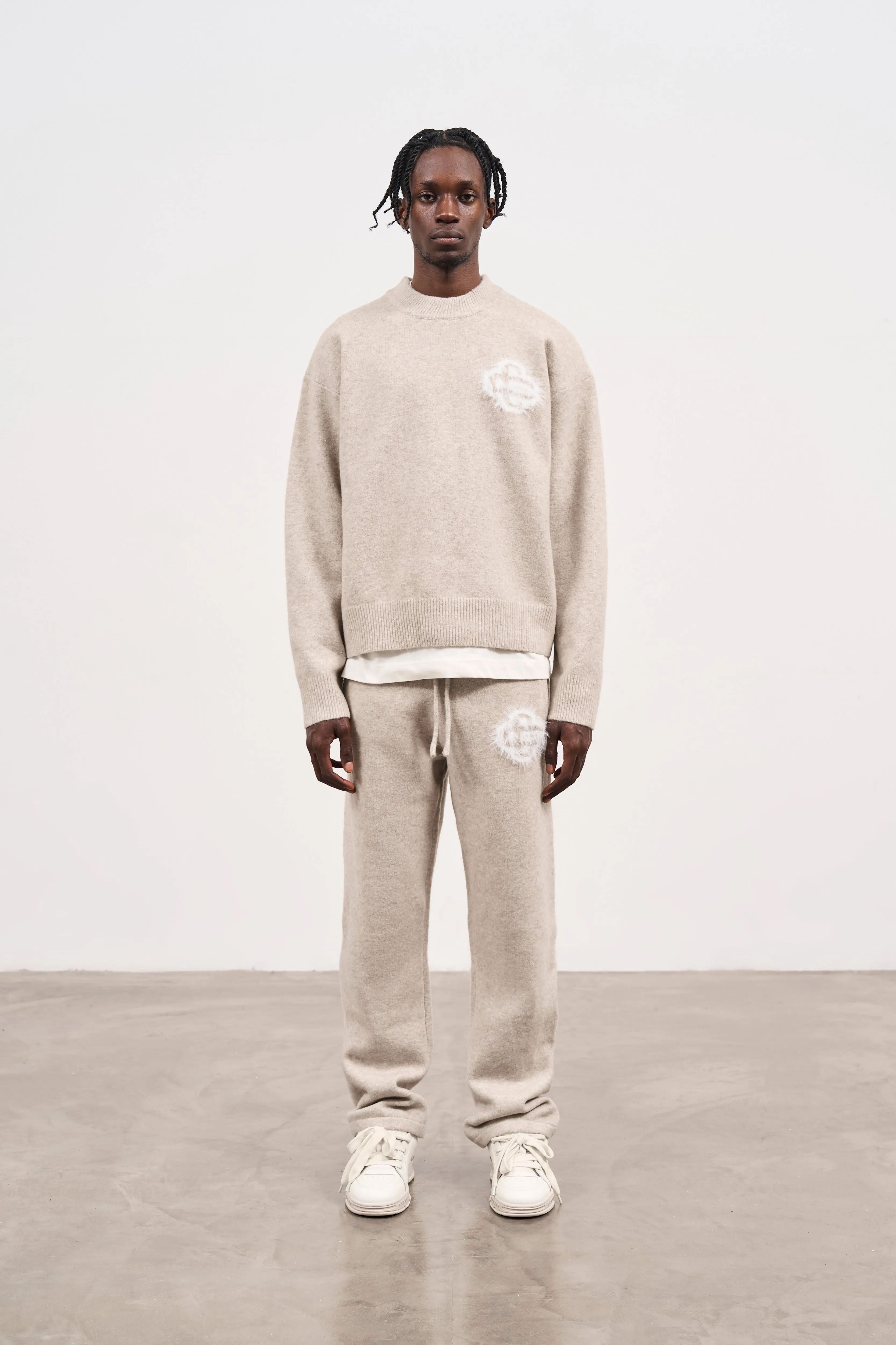 FLUFFY EMBLEM KNITTED CREW - BEIGE