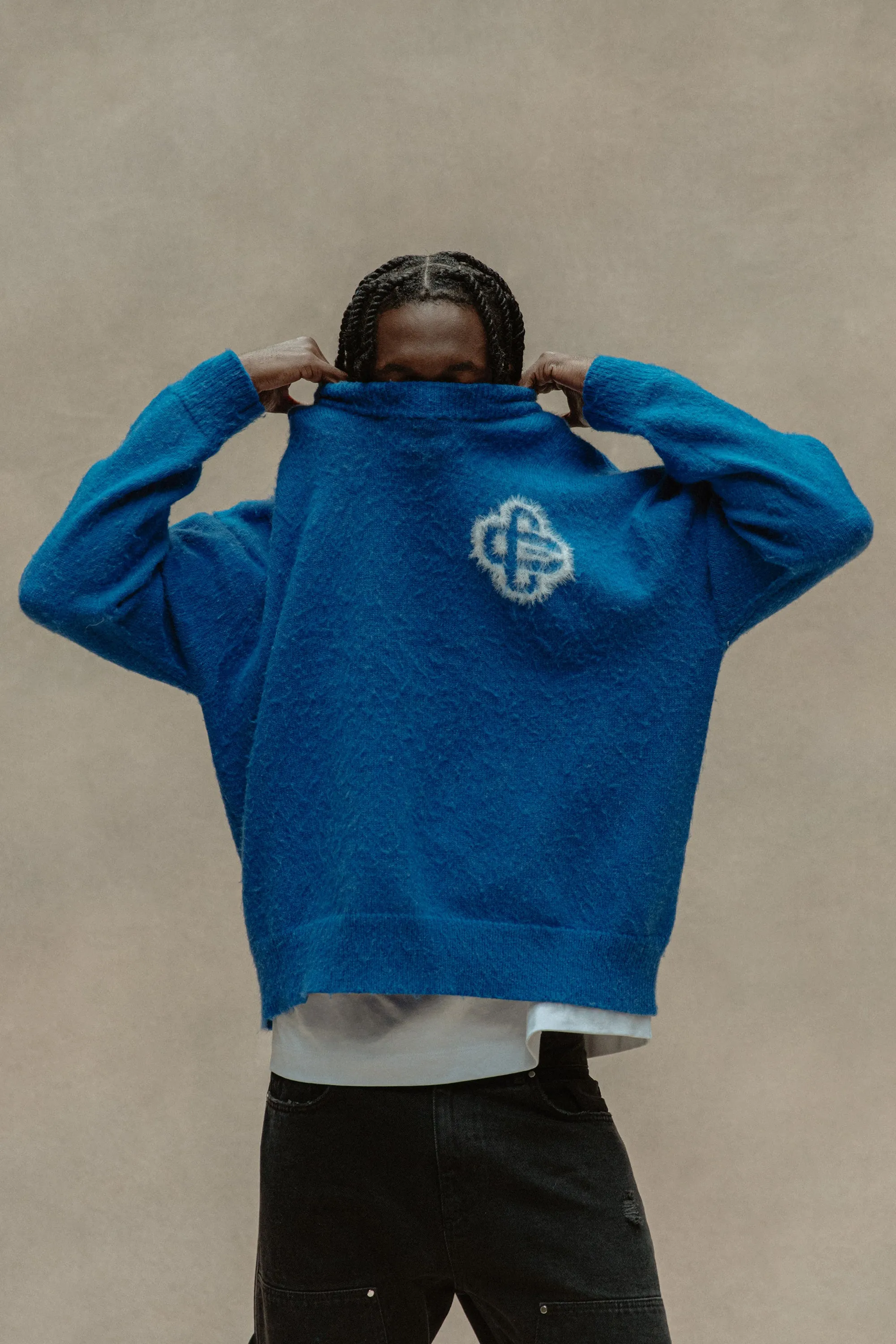 FLUFFY EMBLEM KNITTED CREW - COBALT